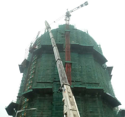 西乡塘吊车在工地上作业